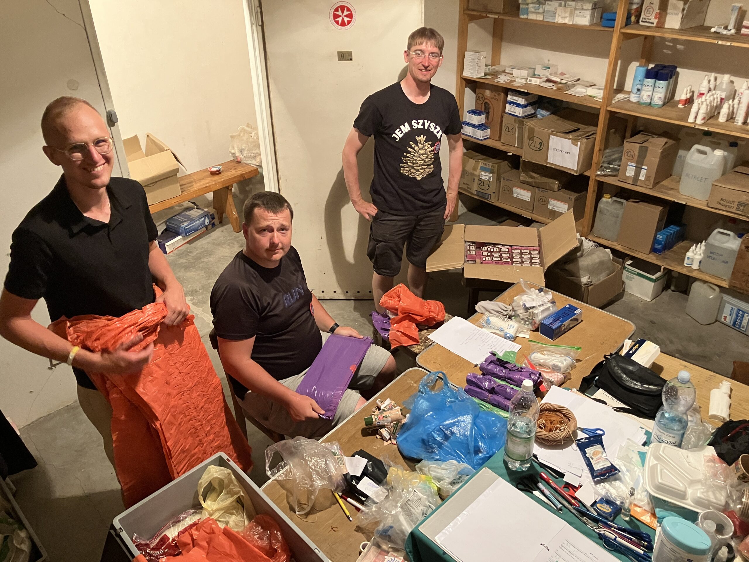 Porządkowanie leków i opatrunków w Centrum Medycznym po 45. WAPM